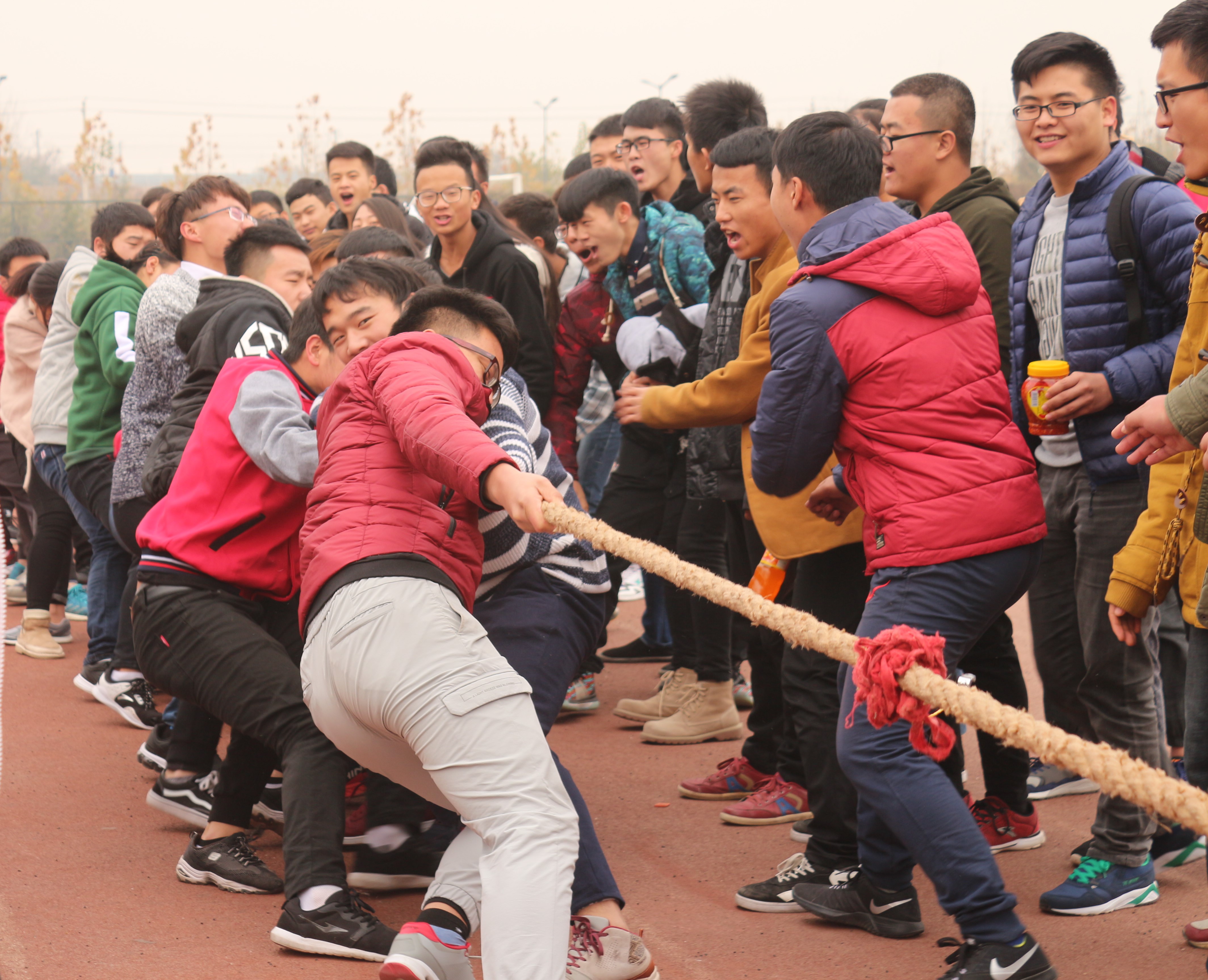 铁工系举行"凝心聚力扬风采"17级新生班级拔河比赛